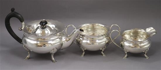A George V silver three piece tea set, Richard Richardson, Sheffield, 1918, gross 39.5 oz.